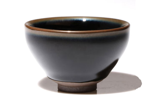 高精度色差儀在純黑透明釉配色中的應(yīng)用