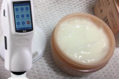 色差儀監(jiān)控面霜的顏色